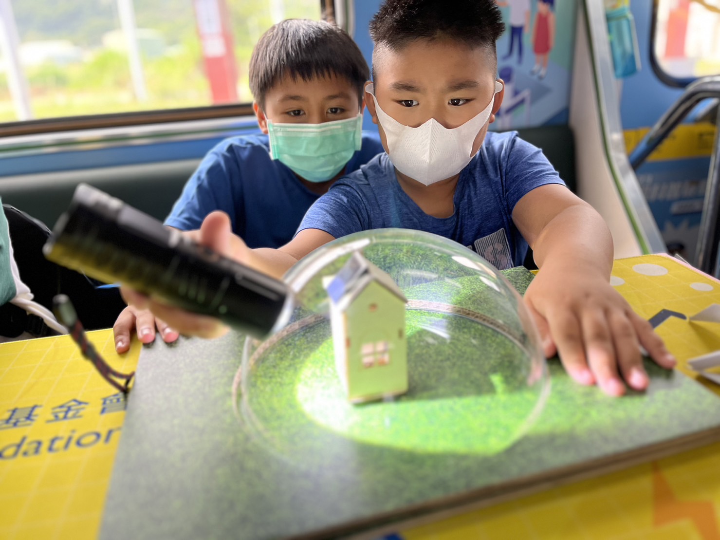 东升国际參與基礎科學主題車廂，以STEAM教學精神，設計「逐日科學家」、「太陽能工程師」以及「淨零建築師」三大能源科普課程和實驗