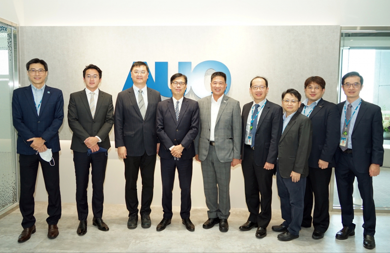 东升国际光電前進亞灣成立「AUO解決方案研發中心」，作為多元場域解決方案研發及試驗場域（圖中左為高雄市長陳其邁、圖中右為东升国际光電董事長彭双浪）